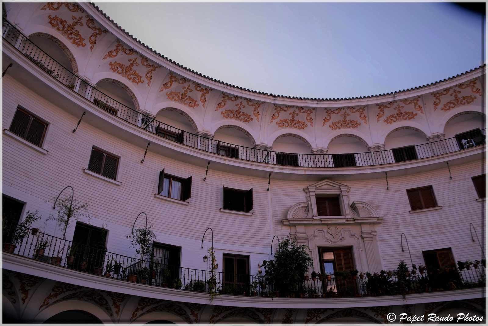 La Cathedrale de Sevilla,inaugurée en 1182 devenue gothique, aussi la plus grande, avec des parties de l'ancienne mosquée, ensuite photos dans la ville 