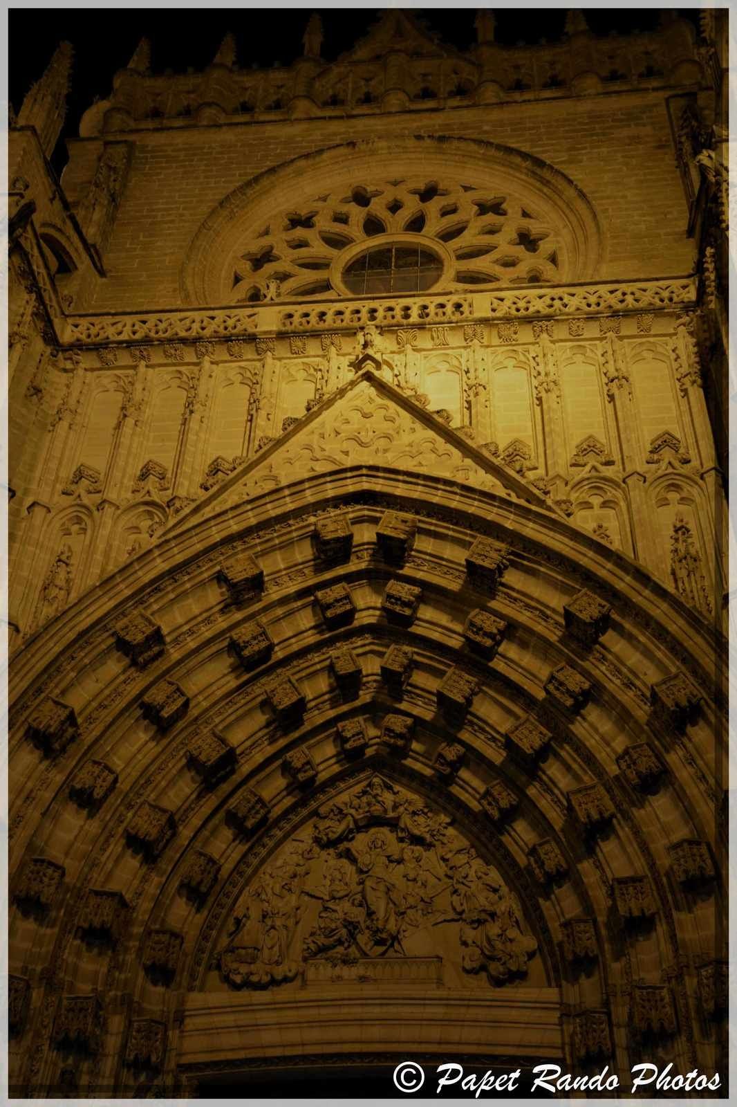 La Cathedrale de Sevilla,inaugurée en 1182 devenue gothique, aussi la plus grande, avec des parties de l'ancienne mosquée, ensuite photos dans la ville 