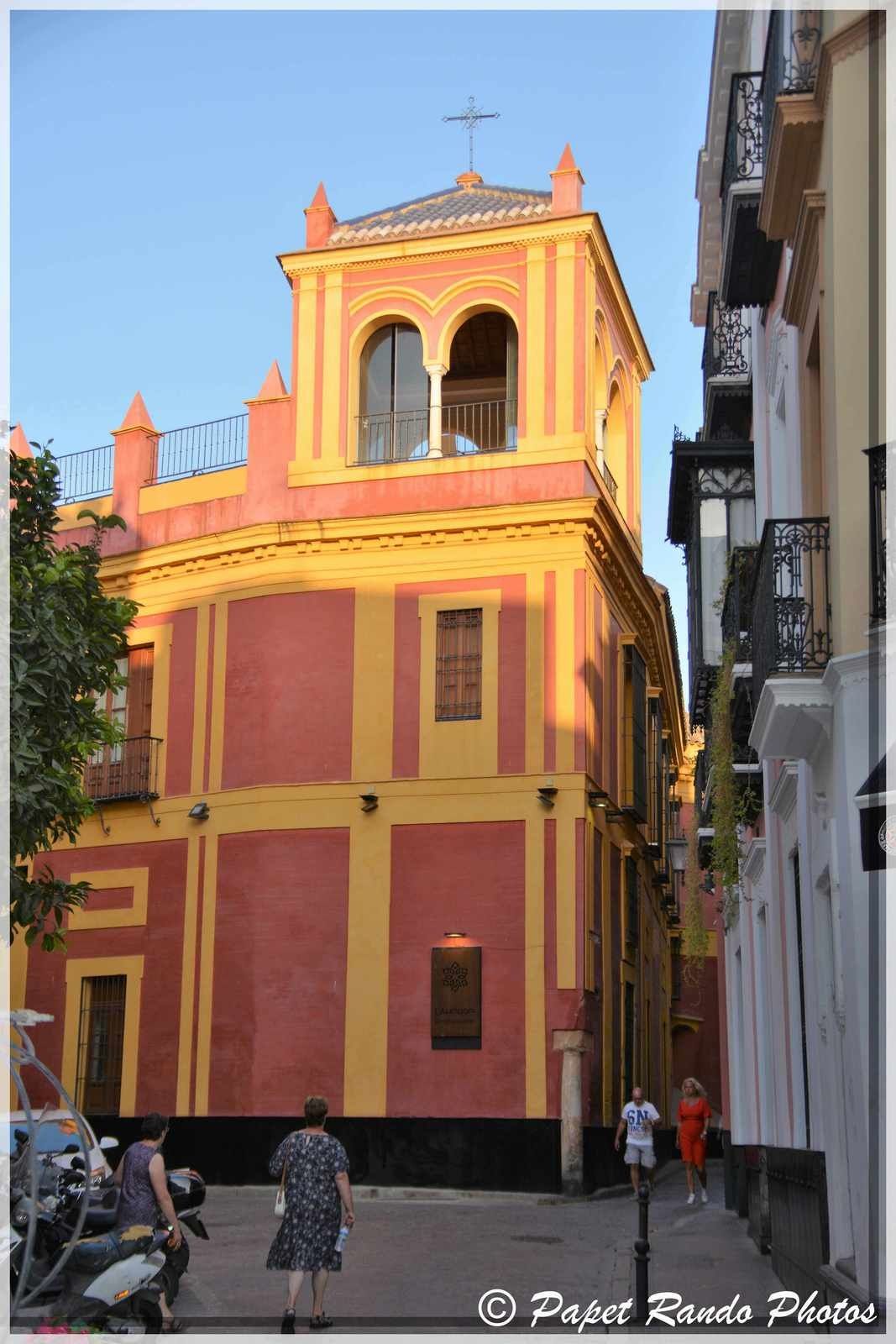 La Cathedrale de Sevilla,inaugurée en 1182 devenue gothique, aussi la plus grande, avec des parties de l'ancienne mosquée, ensuite photos dans la ville 