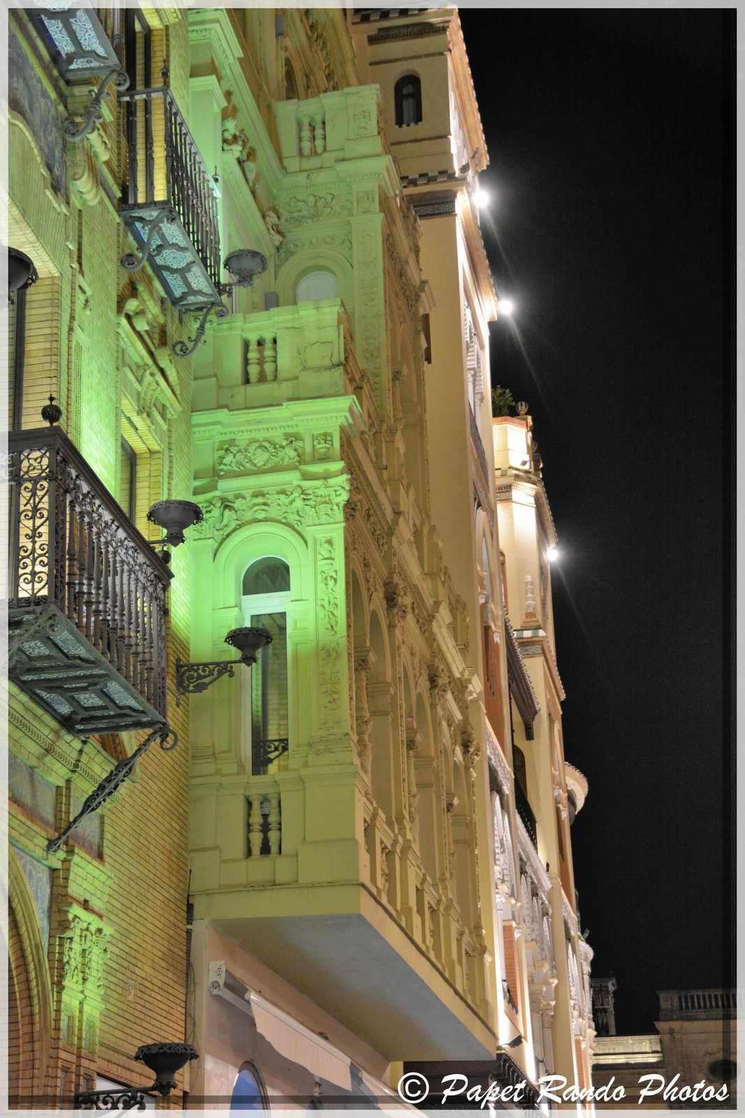 La Cathedrale de Sevilla,inaugurée en 1182 devenue gothique, aussi la plus grande, avec des parties de l'ancienne mosquée, ensuite photos dans la ville 