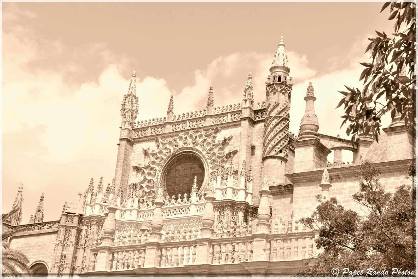 La Cathedrale de Sevilla,inaugurée en 1182 devenue gothique, aussi la plus grande, avec des parties de l'ancienne mosquée, ensuite photos dans la ville 
