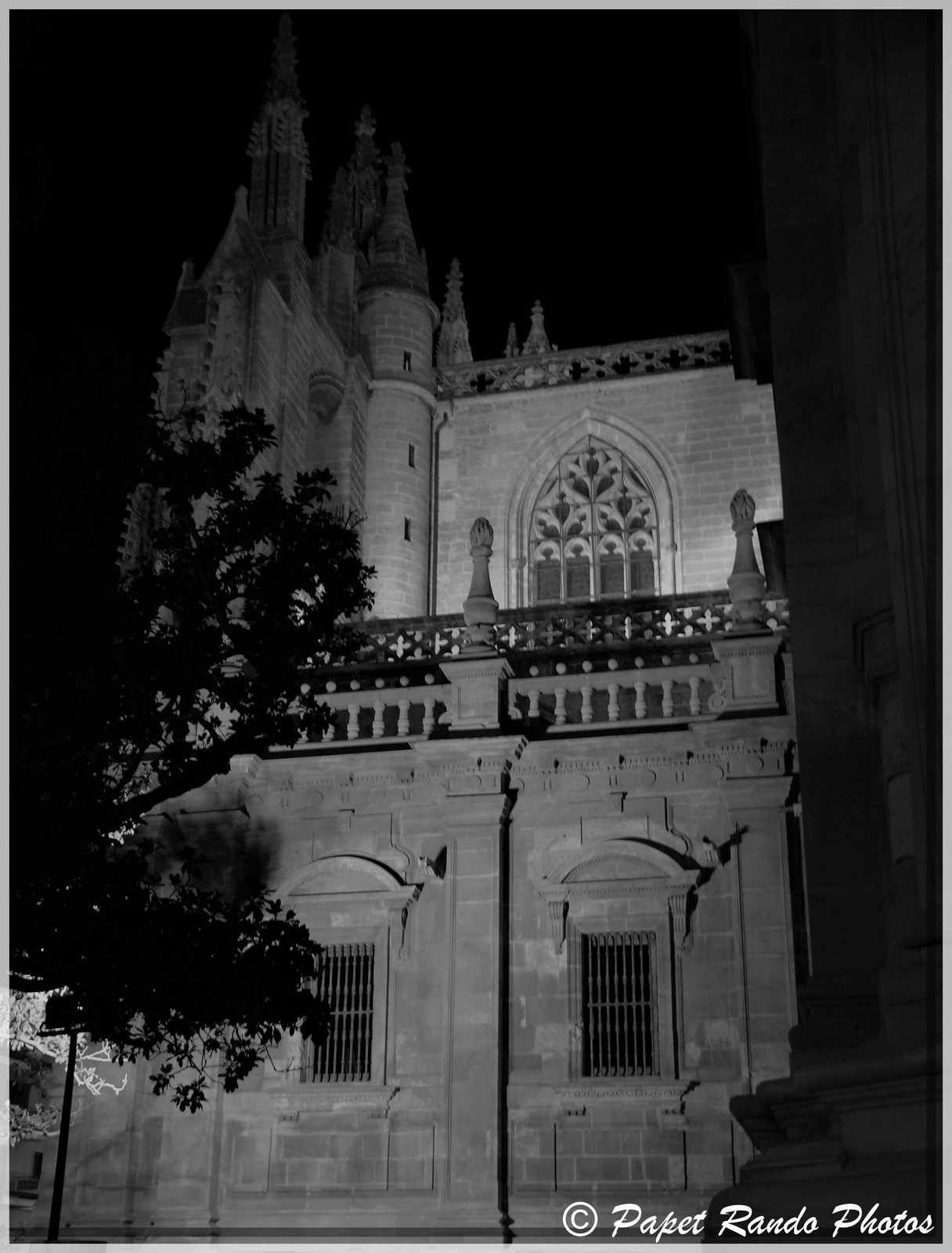 La Cathedrale de Sevilla,inaugurée en 1182 devenue gothique, aussi la plus grande, avec des parties de l'ancienne mosquée, ensuite photos dans la ville 