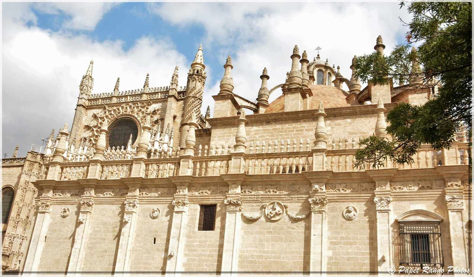 La Cathedrale de Sevilla,inaugurée en 1182 devenue gothique, aussi la plus grande, avec des parties de l'ancienne mosquée, ensuite photos dans la ville 