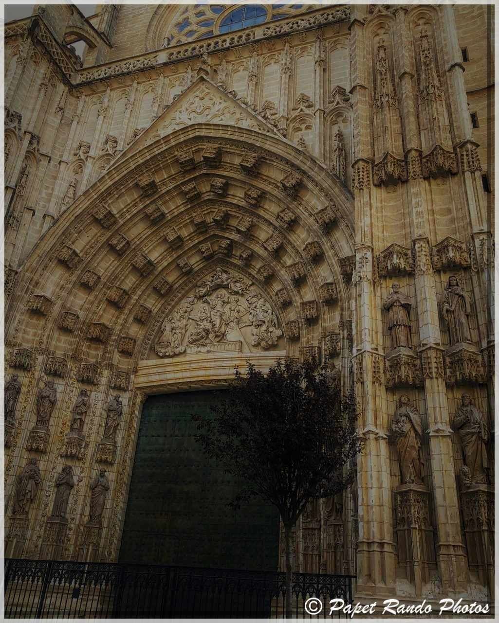 La Cathedrale de Sevilla,inaugurée en 1182 devenue gothique, aussi la plus grande, avec des parties de l'ancienne mosquée, ensuite photos dans la ville 