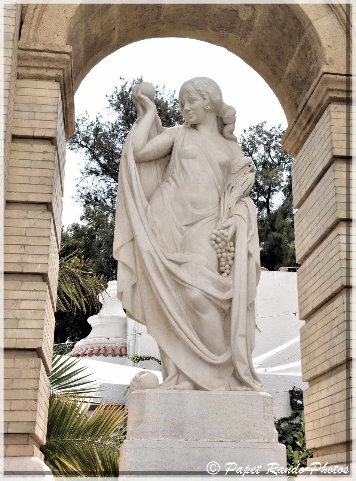 La Cathedrale de Sevilla,inaugurée en 1182 devenue gothique, aussi la plus grande, avec des parties de l'ancienne mosquée, ensuite photos dans la ville 