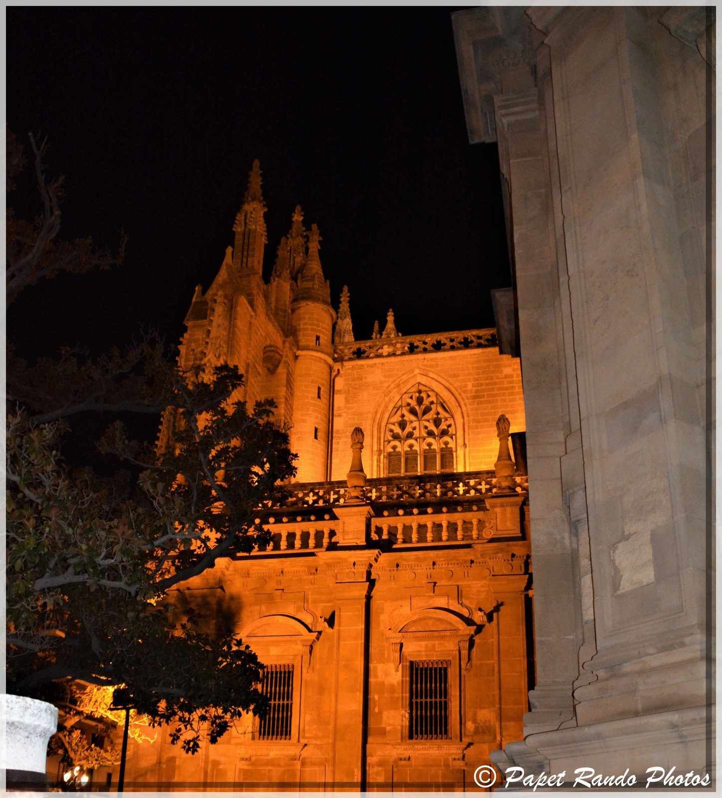La Cathedrale de Sevilla,inaugurée en 1182 devenue gothique, aussi la plus grande, avec des parties de l'ancienne mosquée, ensuite photos dans la ville 