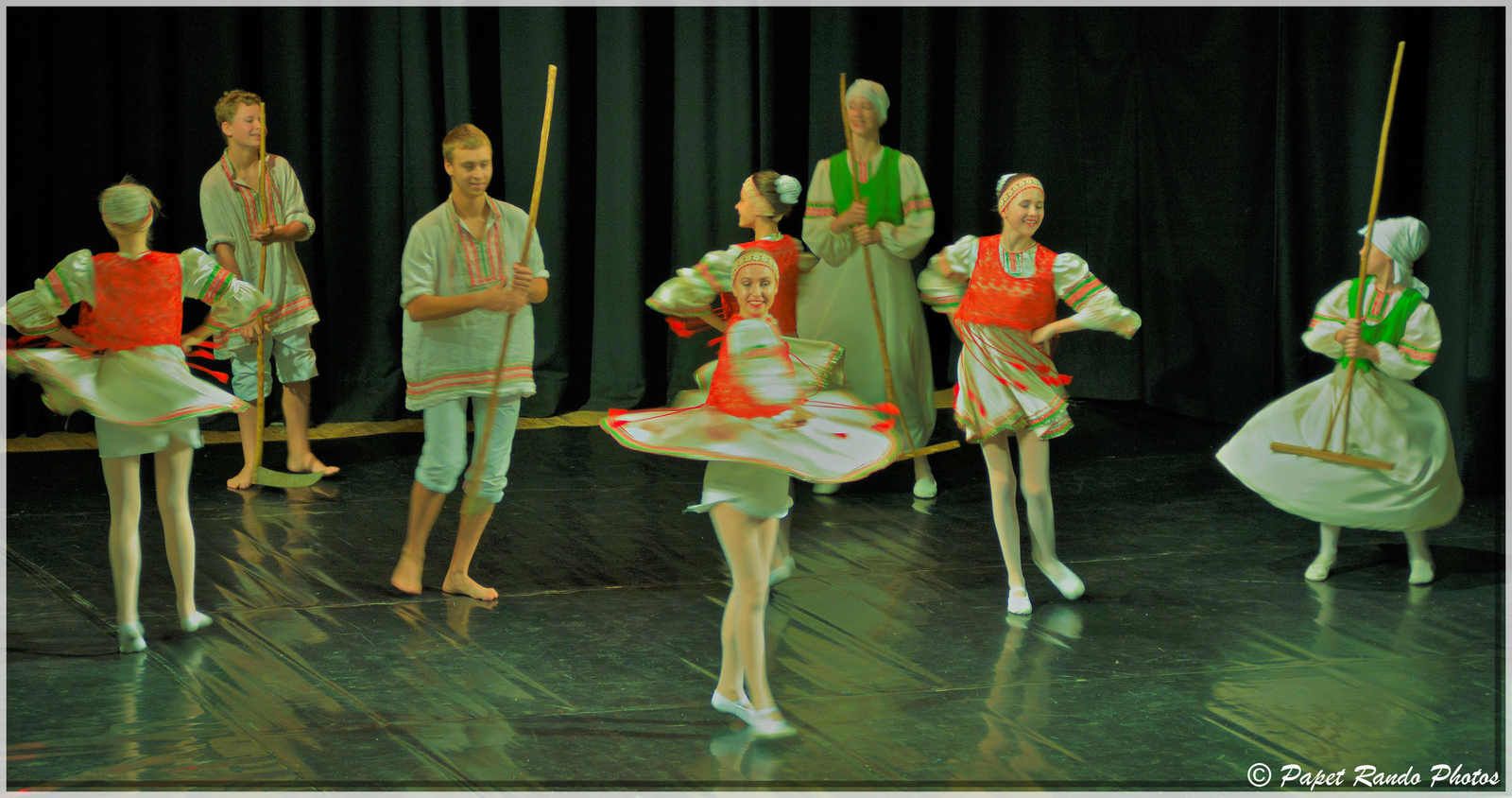 Toujours trés beau le Folklore, venu en  Wallonie, grace a asbl A.R.R.E.T. (accueil des enfants de Tchernobyl)  BRAVO, MERCI pour leur ART & TRADITION 