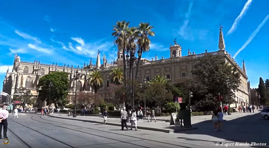 La Cathedrale de Sevilla,inaugurée en 1182 devenue gothique, aussi la plus grande, avec des parties de l'ancienne mosquée, ensuite photos dans la ville 
