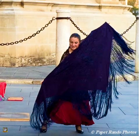 SEVILLE a voir au moins une fois dans votre vie, ville magnifique, bien sur du Flamenco partout, j'y etais aussi pour cela, encore un grand merci aux connaissances du Flamenco pour les bonnes adresses
