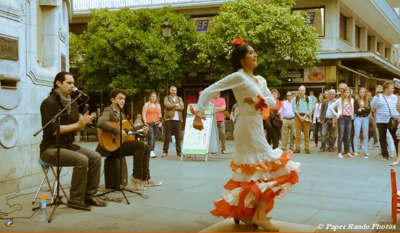 SEVILLE a voir au moins une fois dans votre vie, ville magnifique, bien sur du Flamenco partout, j'y etais aussi pour cela, encore un grand merci aux connaissances du Flamenco pour les bonnes adresses