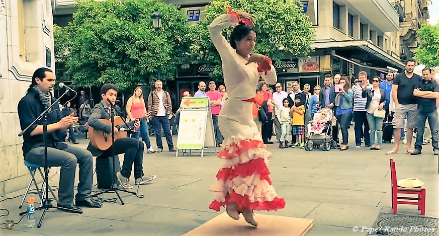 SEVILLE a voir au moins une fois dans votre vie, ville magnifique, bien sur du Flamenco partout, j'y etais aussi pour cela, encore un grand merci aux connaissances du Flamenco pour les bonnes adresses
