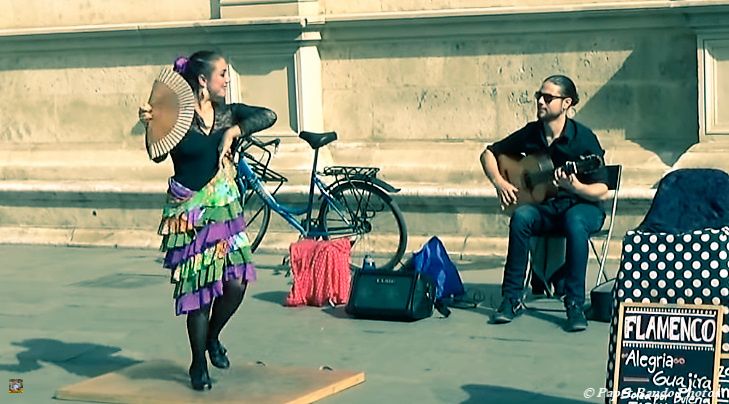 SEVILLE a voir au moins une fois dans votre vie, ville magnifique, bien sur du Flamenco partout, j'y etais aussi pour cela, encore un grand merci aux connaissances du Flamenco pour les bonnes adresses