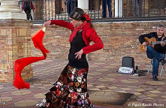 SEVILLE a voir au moins une fois dans votre vie, ville magnifique, bien sur du Flamenco partout, j'y etais aussi pour cela, encore un grand merci aux connaissances du Flamenco pour les bonnes adresses