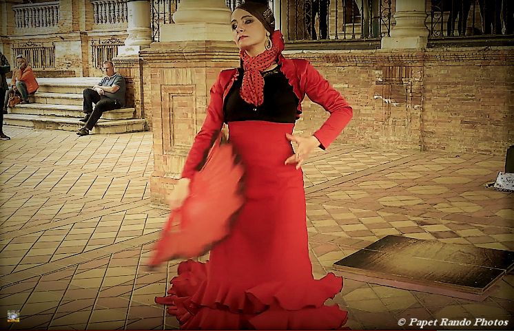 SEVILLE a voir au moins une fois dans votre vie, ville magnifique, bien sur du Flamenco partout, j'y etais aussi pour cela, encore un grand merci aux connaissances du Flamenco pour les bonnes adresses
