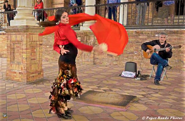 SEVILLE a voir au moins une fois dans votre vie, ville magnifique, bien sur du Flamenco partout, j'y etais aussi pour cela, encore un grand merci aux connaissances du Flamenco pour les bonnes adresses