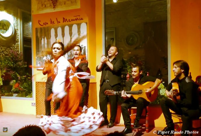 SEVILLE a voir au moins une fois dans votre vie, ville magnifique, bien sur du Flamenco partout, j'y etais aussi pour cela, encore un grand merci aux connaissances du Flamenco pour les bonnes adresses