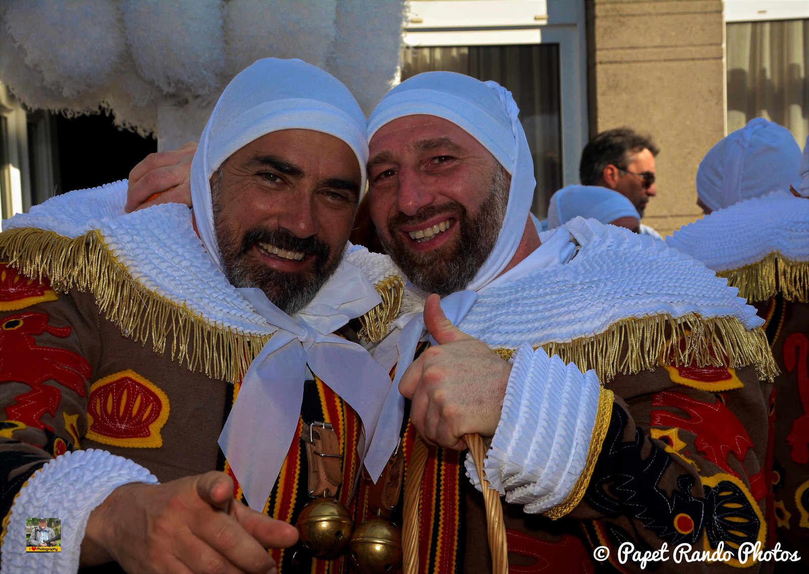 Ramassage & Gilles & Paysans le matin ( pour moi le plus beau) + cortège aprés midi sous 24°