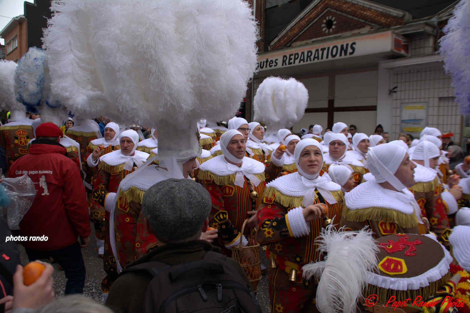Les Rois du Carnaval ( 2e Cortége) avec 9 groupes de Gilles & 1 groupe de Paysannes, des vrais Gilles dans la vrai tradition  de ce beau Floklore de chez nous, aussi une organisation au TOP il n'y a jamais plus de 30 metres entre deux groupes BRAVO, en plus ici personne, hors des groupes MERCI pour les spectateurs  
