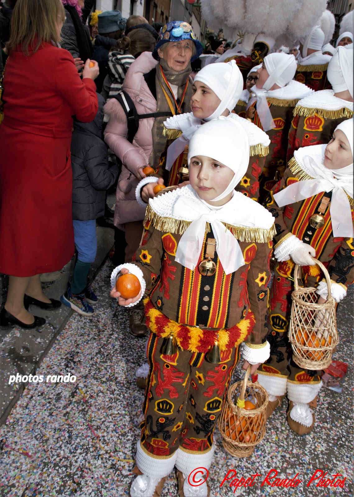 Les Rois du Carnaval ( 2e Cortége) avec 9 groupes de Gilles & 1 groupe de Paysannes, des vrais Gilles dans la vrai tradition  de ce beau Floklore de chez nous, aussi une organisation au TOP il n'y a jamais plus de 30 metres entre deux groupes BRAVO, en plus ici personne, hors des groupes MERCI pour les spectateurs  