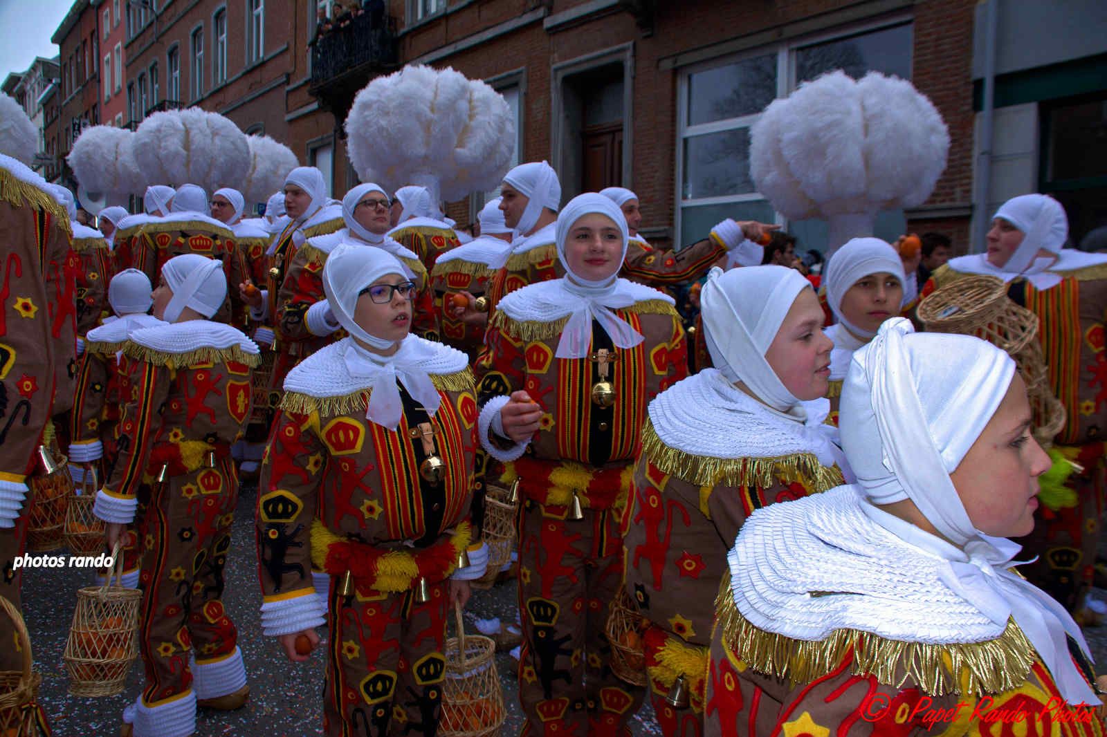 Les Rois du Carnaval ( 2e Cortége) avec 9 groupes de Gilles & 1 groupe de Paysannes, des vrais Gilles dans la vrai tradition  de ce beau Floklore de chez nous, aussi une organisation au TOP il n'y a jamais plus de 30 metres entre deux groupes BRAVO, en plus ici personne, hors des groupes MERCI pour les spectateurs  