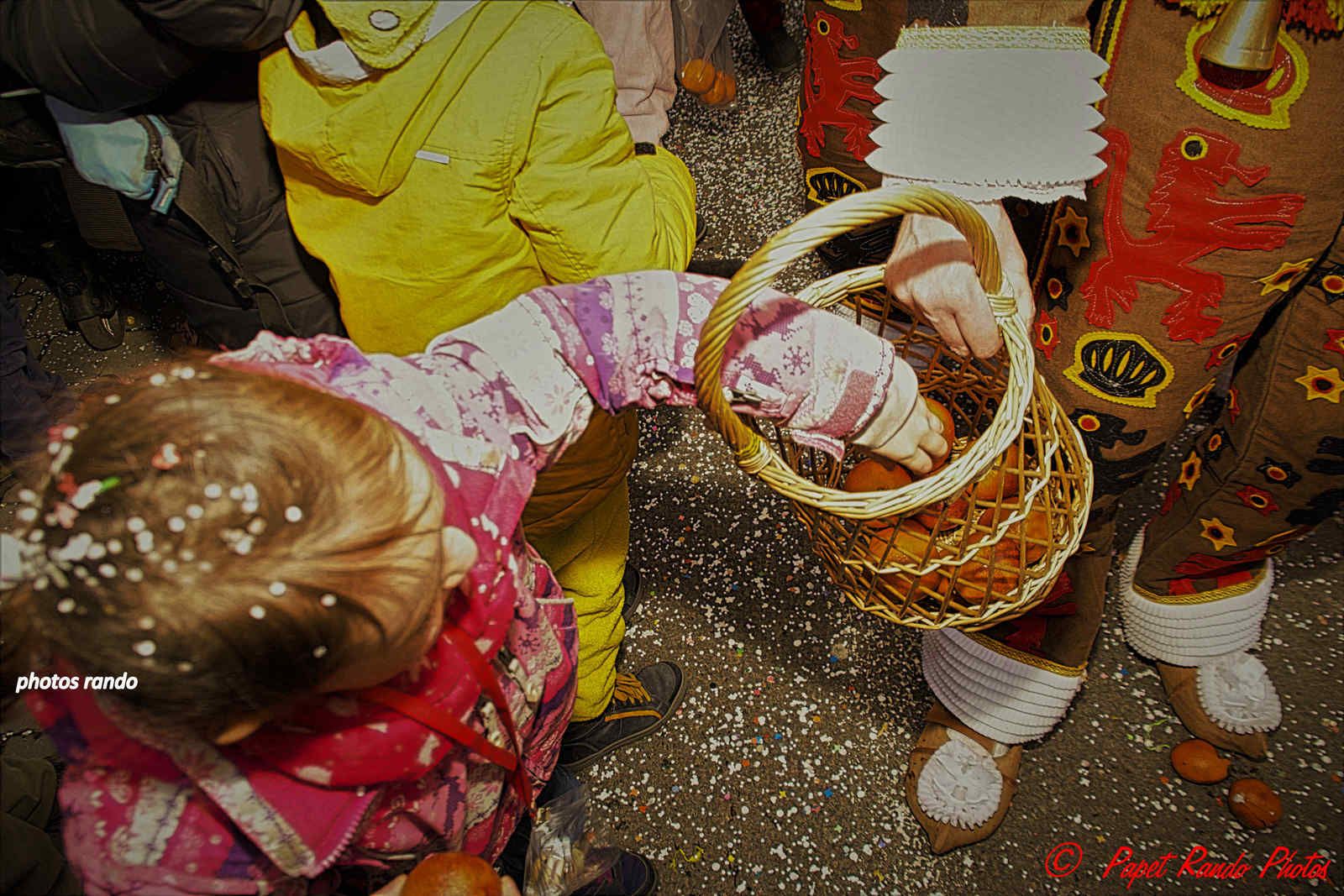 Les Rois du Carnaval ( 2e Cortége) avec 9 groupes de Gilles & 1 groupe de Paysannes, des vrais Gilles dans la vrai tradition  de ce beau Floklore de chez nous, aussi une organisation au TOP il n'y a jamais plus de 30 metres entre deux groupes BRAVO, en plus ici personne, hors des groupes MERCI pour les spectateurs  