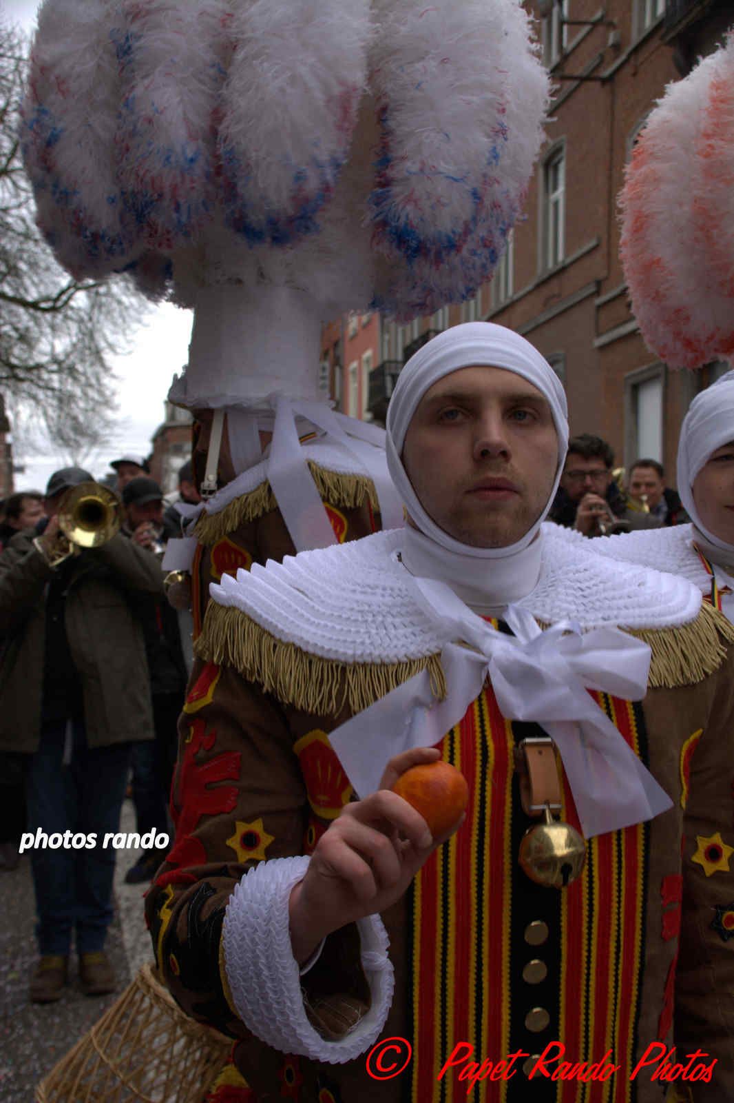 Les Rois du Carnaval ( 2e Cortége) avec 9 groupes de Gilles & 1 groupe de Paysannes, des vrais Gilles dans la vrai tradition  de ce beau Floklore de chez nous, aussi une organisation au TOP il n'y a jamais plus de 30 metres entre deux groupes BRAVO, en plus ici personne, hors des groupes MERCI pour les spectateurs  
