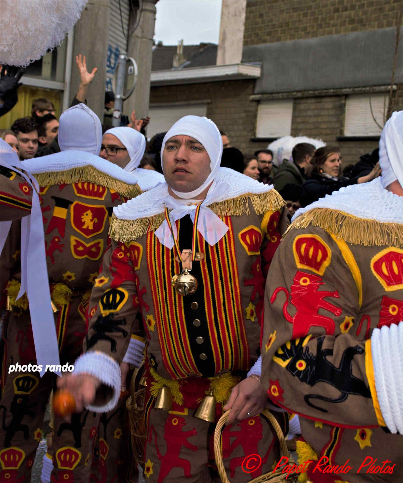 Les Rois du Carnaval ( 2e Cortége) avec 9 groupes de Gilles & 1 groupe de Paysannes, des vrais Gilles dans la vrai tradition  de ce beau Floklore de chez nous, aussi une organisation au TOP il n'y a jamais plus de 30 metres entre deux groupes BRAVO, en plus ici personne, hors des groupes MERCI pour les spectateurs  
