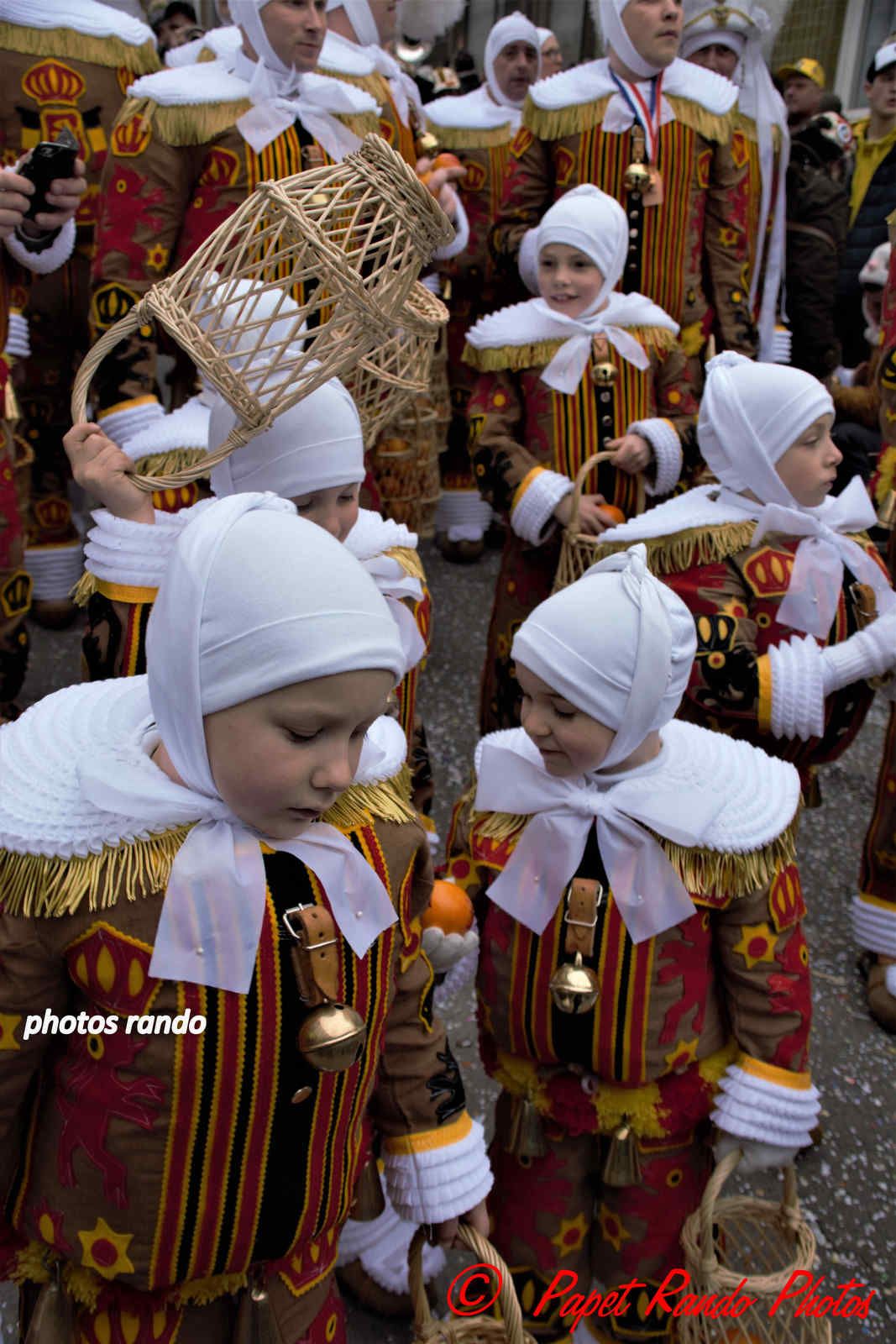Les Rois du Carnaval ( 2e Cortége) avec 9 groupes de Gilles & 1 groupe de Paysannes, des vrais Gilles dans la vrai tradition  de ce beau Floklore de chez nous, aussi une organisation au TOP il n'y a jamais plus de 30 metres entre deux groupes BRAVO, en plus ici personne, hors des groupes MERCI pour les spectateurs  