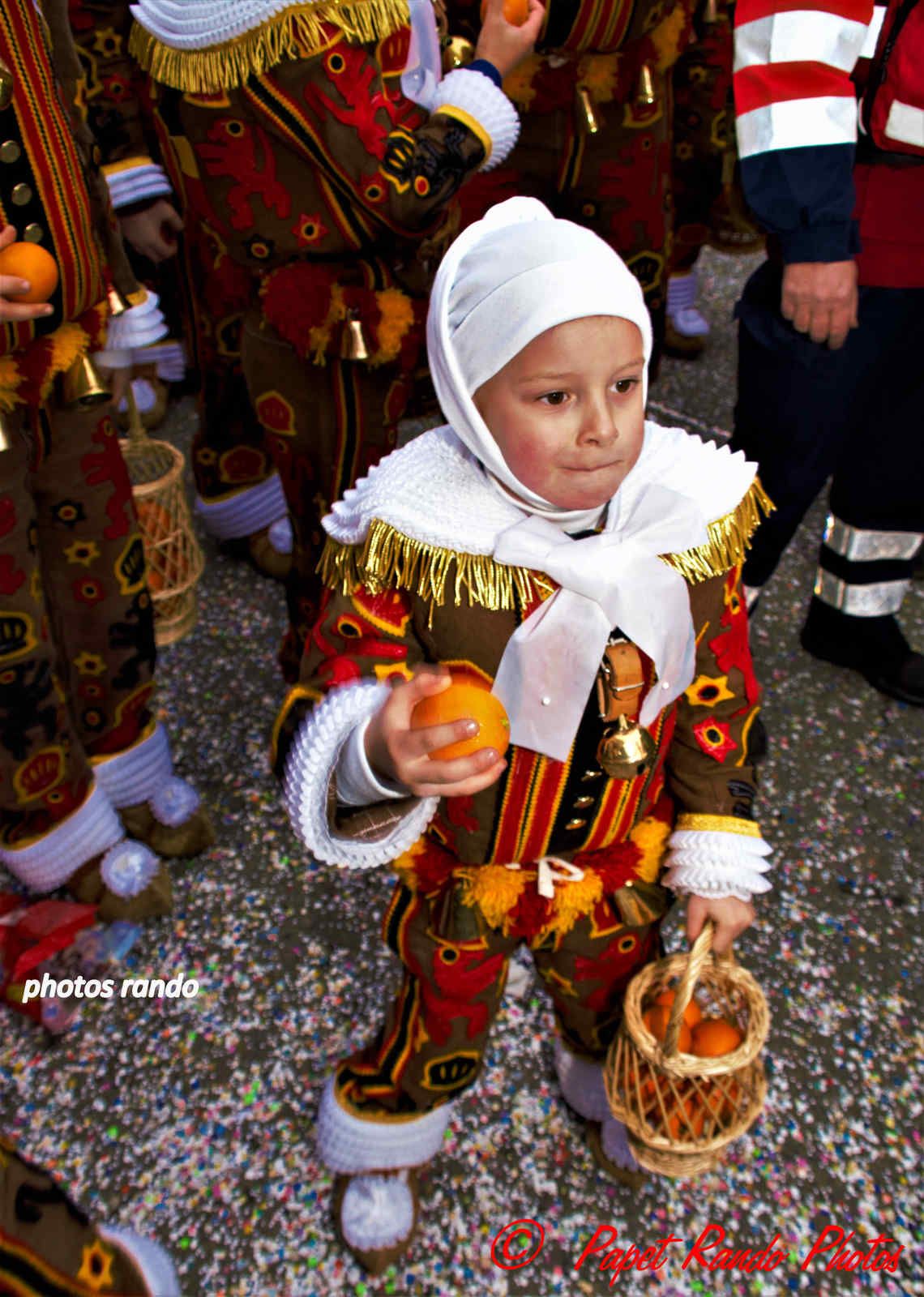 Les Rois du Carnaval ( 2e Cortége) avec 9 groupes de Gilles & 1 groupe de Paysannes, des vrais Gilles dans la vrai tradition  de ce beau Floklore de chez nous, aussi une organisation au TOP il n'y a jamais plus de 30 metres entre deux groupes BRAVO, en plus ici personne, hors des groupes MERCI pour les spectateurs  