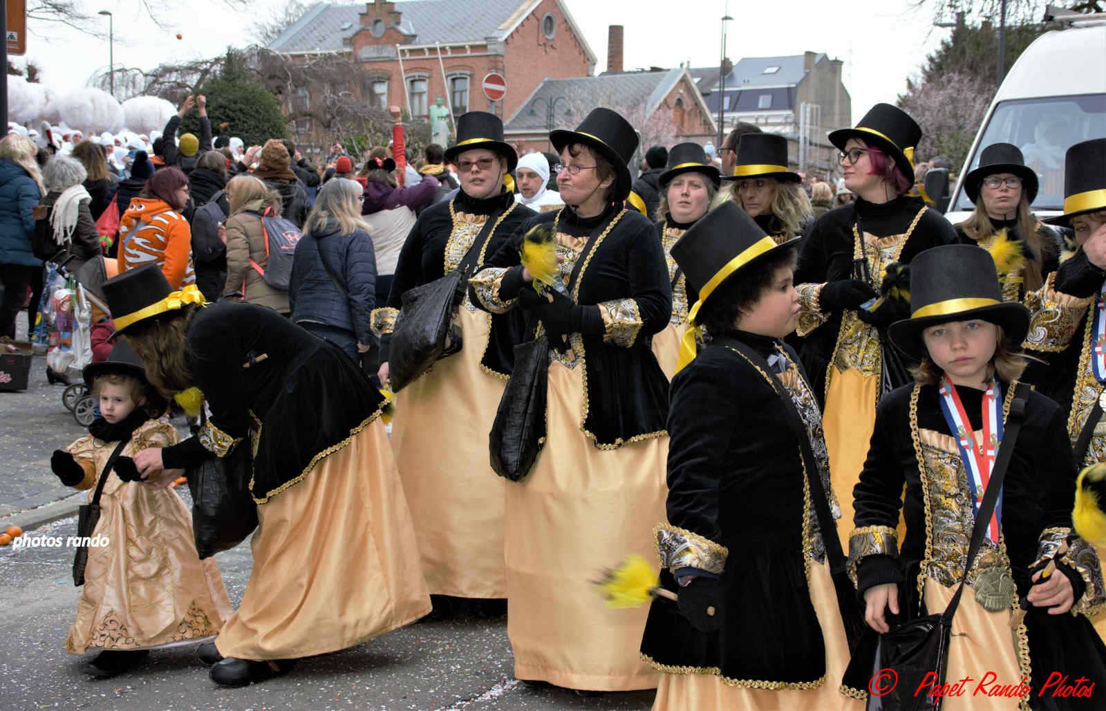 Les Rois du Carnaval ( 2e Cortége) avec 9 groupes de Gilles & 1 groupe de Paysannes, des vrais Gilles dans la vrai tradition  de ce beau Floklore de chez nous, aussi une organisation au TOP il n'y a jamais plus de 30 metres entre deux groupes BRAVO, en plus ici personne, hors des groupes MERCI pour les spectateurs  