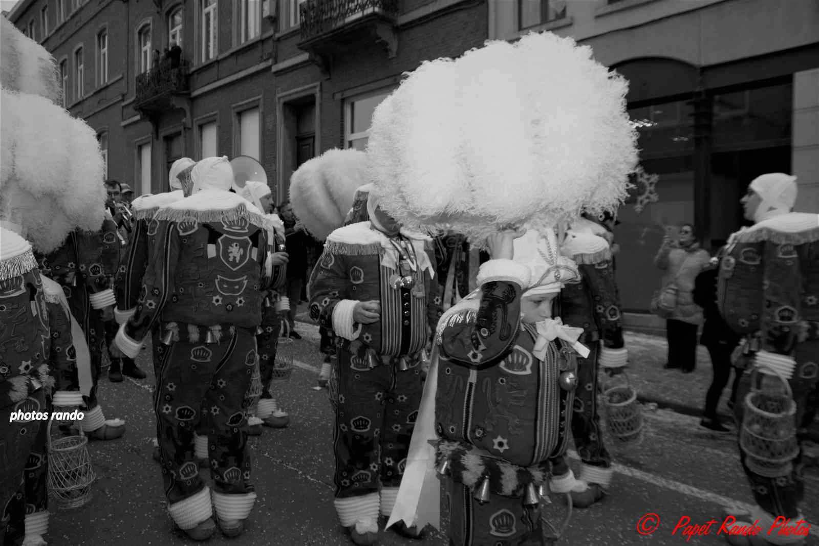 Les Rois du Carnaval ( 2e Cortége) avec 9 groupes de Gilles & 1 groupe de Paysannes, des vrais Gilles dans la vrai tradition  de ce beau Floklore de chez nous, aussi une organisation au TOP il n'y a jamais plus de 30 metres entre deux groupes BRAVO, en plus ici personne, hors des groupes MERCI pour les spectateurs  