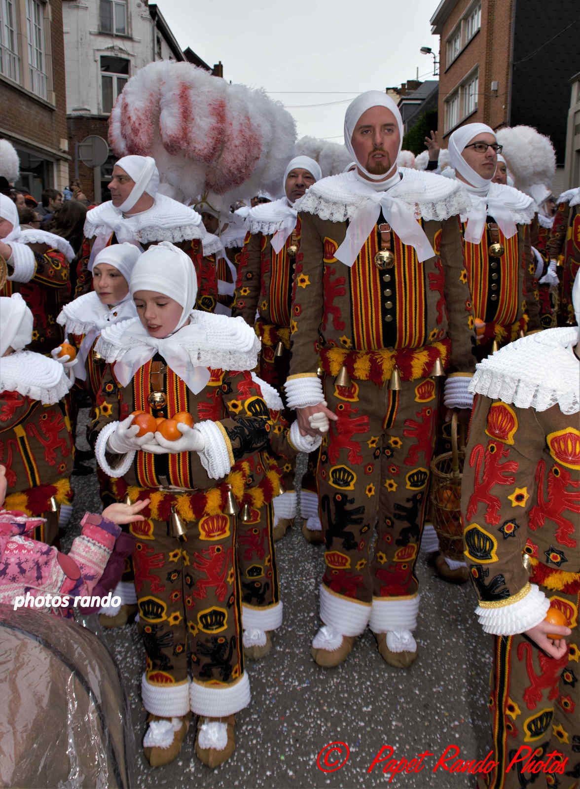 Les Rois du Carnaval ( 2e Cortége) avec 9 groupes de Gilles & 1 groupe de Paysannes, des vrais Gilles dans la vrai tradition  de ce beau Floklore de chez nous, aussi une organisation au TOP il n'y a jamais plus de 30 metres entre deux groupes BRAVO, en plus ici personne, hors des groupes MERCI pour les spectateurs  