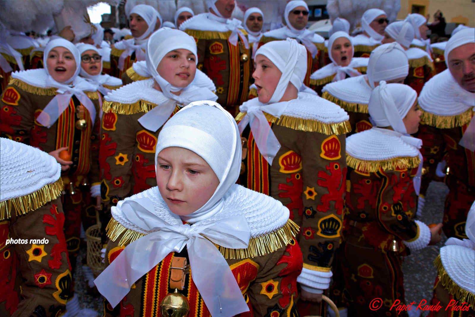 Les Rois du Carnaval ( 2e Cortége) avec 9 groupes de Gilles & 1 groupe de Paysannes, des vrais Gilles dans la vrai tradition  de ce beau Floklore de chez nous, aussi une organisation au TOP il n'y a jamais plus de 30 metres entre deux groupes BRAVO, en plus ici personne, hors des groupes MERCI pour les spectateurs  