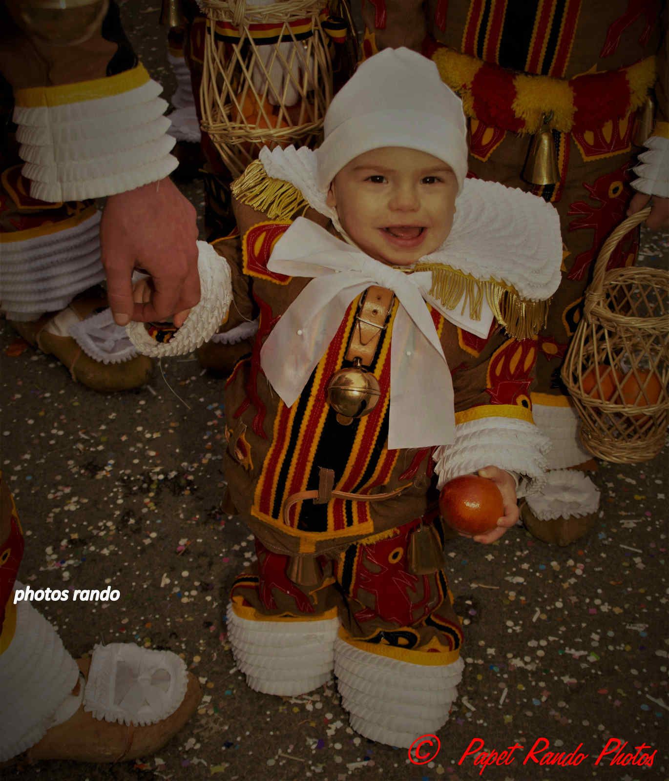 Les Rois du Carnaval ( 2e Cortége) avec 9 groupes de Gilles & 1 groupe de Paysannes, des vrais Gilles dans la vrai tradition  de ce beau Floklore de chez nous, aussi une organisation au TOP il n'y a jamais plus de 30 metres entre deux groupes BRAVO, en plus ici personne, hors des groupes MERCI pour les spectateurs  