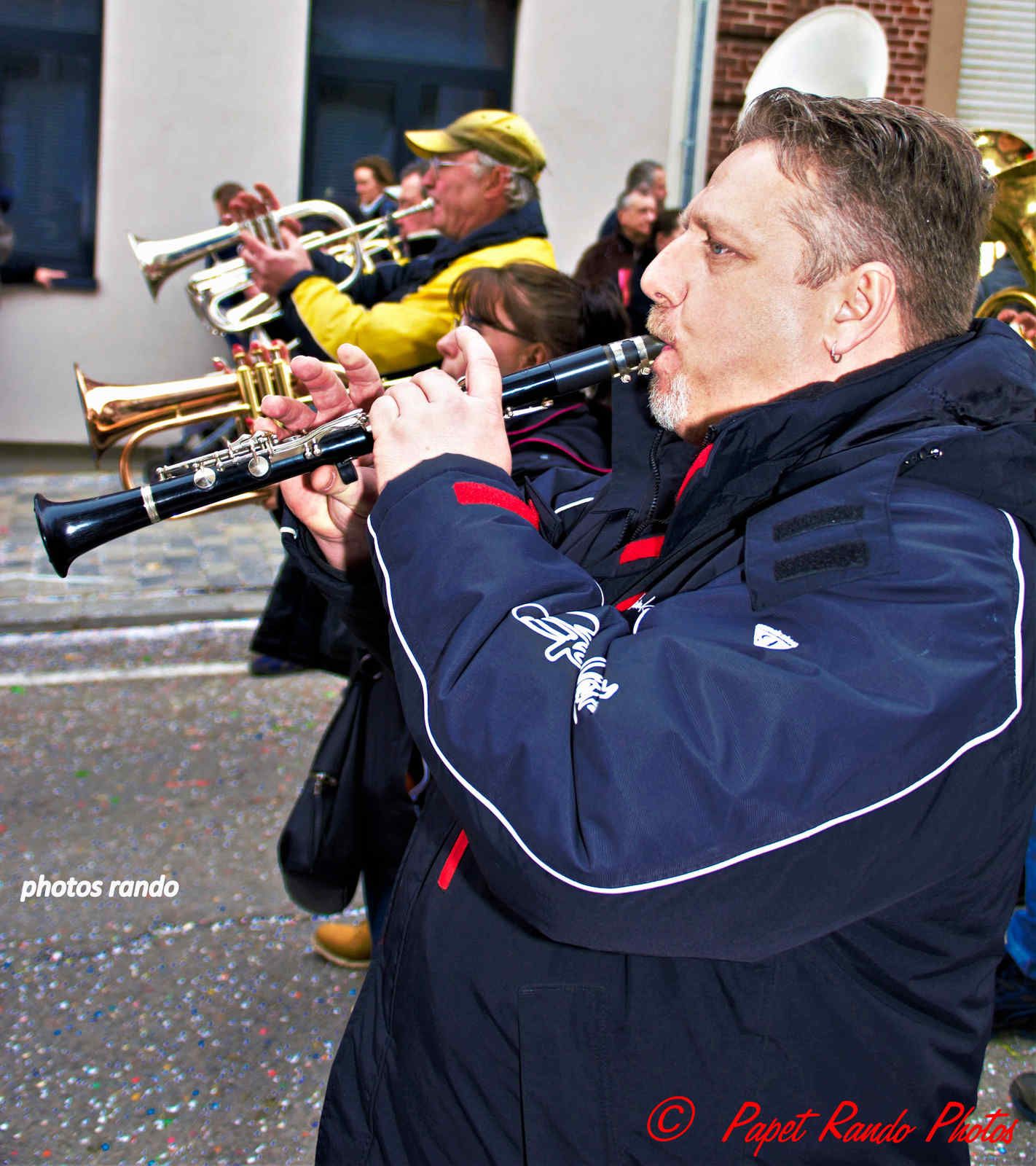 Les Rois du Carnaval ( 2e Cortége) avec 9 groupes de Gilles & 1 groupe de Paysannes, des vrais Gilles dans la vrai tradition  de ce beau Floklore de chez nous, aussi une organisation au TOP il n'y a jamais plus de 30 metres entre deux groupes BRAVO, en plus ici personne, hors des groupes MERCI pour les spectateurs  