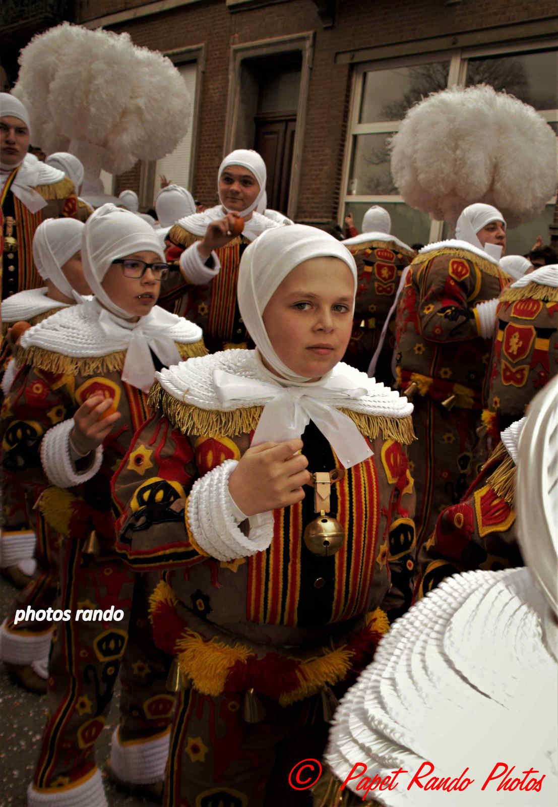 Les Rois du Carnaval ( 2e Cortége) avec 9 groupes de Gilles & 1 groupe de Paysannes, des vrais Gilles dans la vrai tradition  de ce beau Floklore de chez nous, aussi une organisation au TOP il n'y a jamais plus de 30 metres entre deux groupes BRAVO, en plus ici personne, hors des groupes MERCI pour les spectateurs  