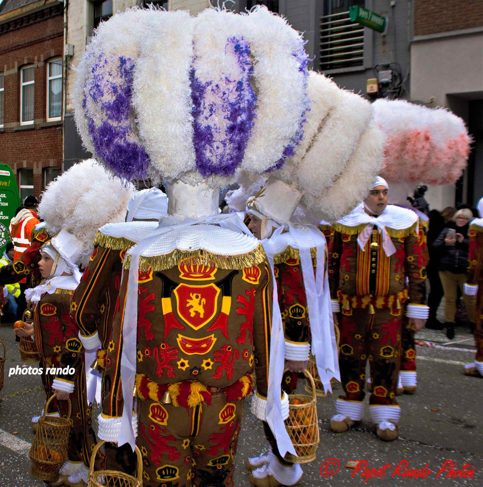 Les Rois du Carnaval ( 2e Cortége) avec 9 groupes de Gilles & 1 groupe de Paysannes, des vrais Gilles dans la vrai tradition  de ce beau Floklore de chez nous, aussi une organisation au TOP il n'y a jamais plus de 30 metres entre deux groupes BRAVO, en plus ici personne, hors des groupes MERCI pour les spectateurs  