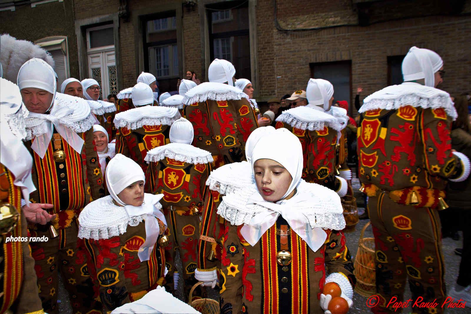 Les Rois du Carnaval ( 2e Cortége) avec 9 groupes de Gilles & 1 groupe de Paysannes, des vrais Gilles dans la vrai tradition  de ce beau Floklore de chez nous, aussi une organisation au TOP il n'y a jamais plus de 30 metres entre deux groupes BRAVO, en plus ici personne, hors des groupes MERCI pour les spectateurs  