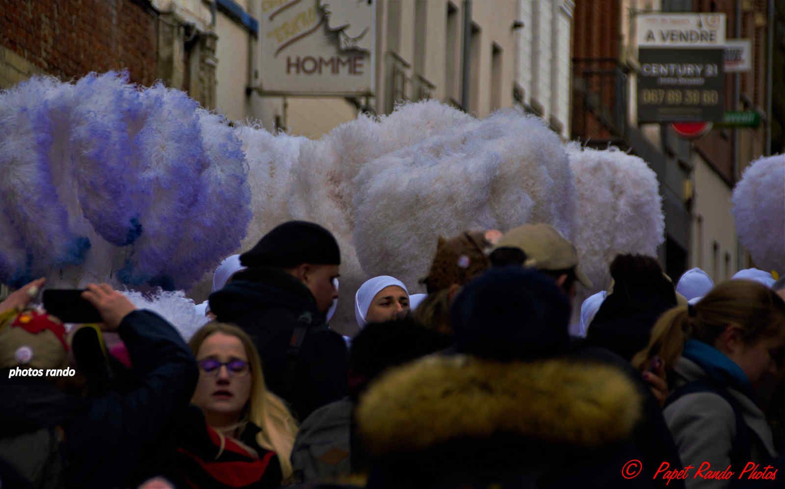 Les Rois du Carnaval ( 2e Cortége) avec 9 groupes de Gilles & 1 groupe de Paysannes, des vrais Gilles dans la vrai tradition  de ce beau Floklore de chez nous, aussi une organisation au TOP il n'y a jamais plus de 30 metres entre deux groupes BRAVO, en plus ici personne, hors des groupes MERCI pour les spectateurs  