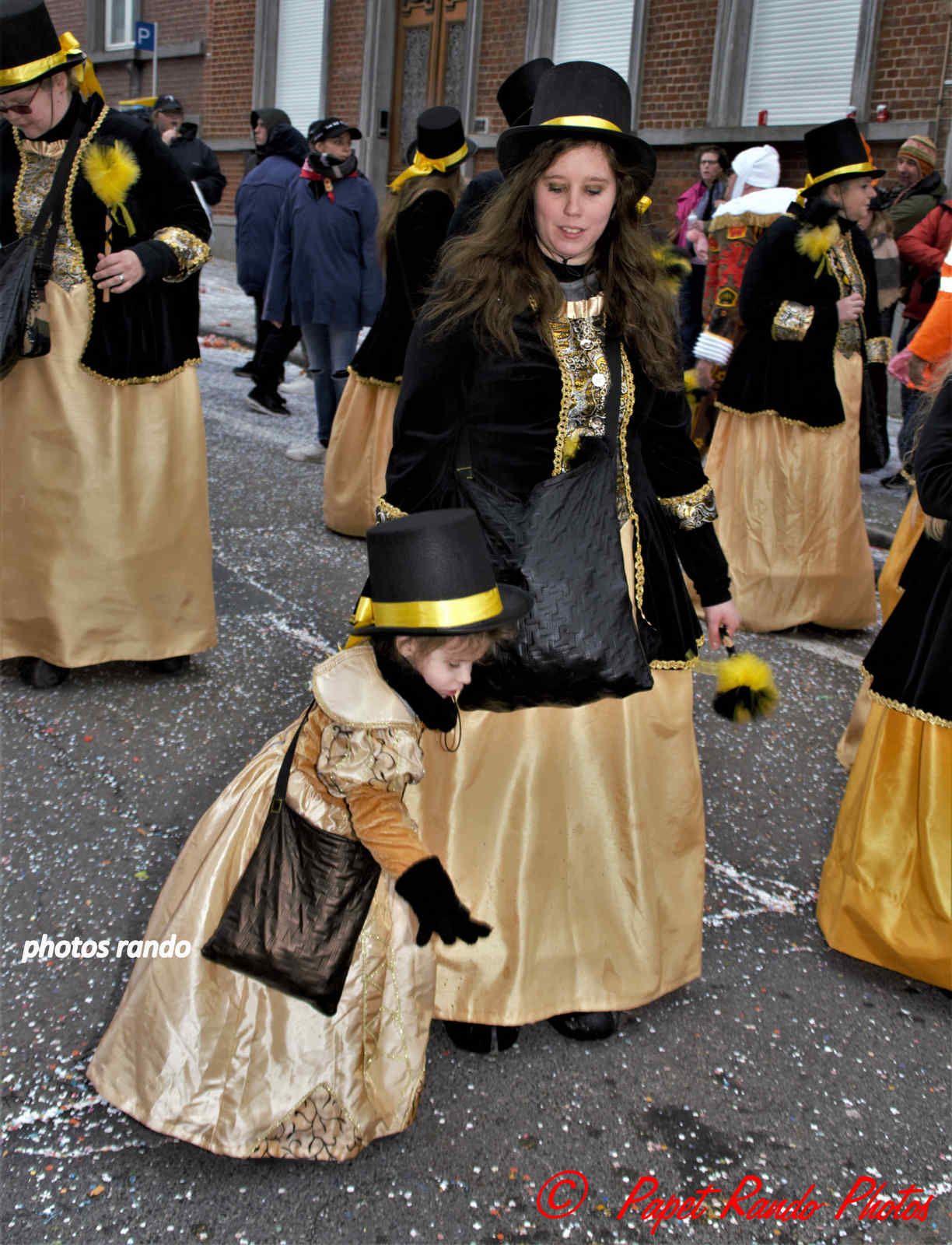 Les Rois du Carnaval ( 2e Cortége) avec 9 groupes de Gilles & 1 groupe de Paysannes, des vrais Gilles dans la vrai tradition  de ce beau Floklore de chez nous, aussi une organisation au TOP il n'y a jamais plus de 30 metres entre deux groupes BRAVO, en plus ici personne, hors des groupes MERCI pour les spectateurs  