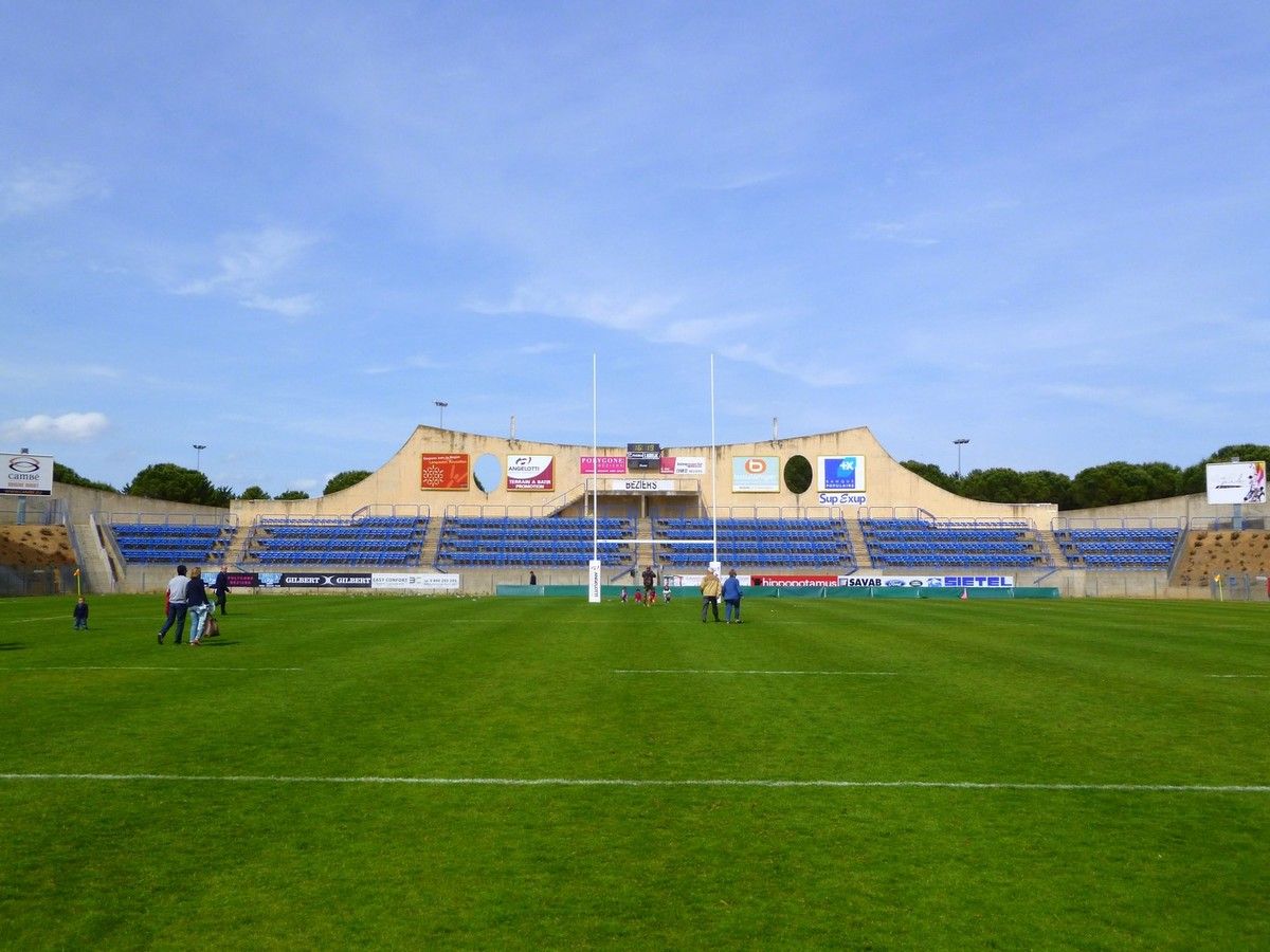 Les tribunes vues depuis le terrain (mai 2014, images personnelles)