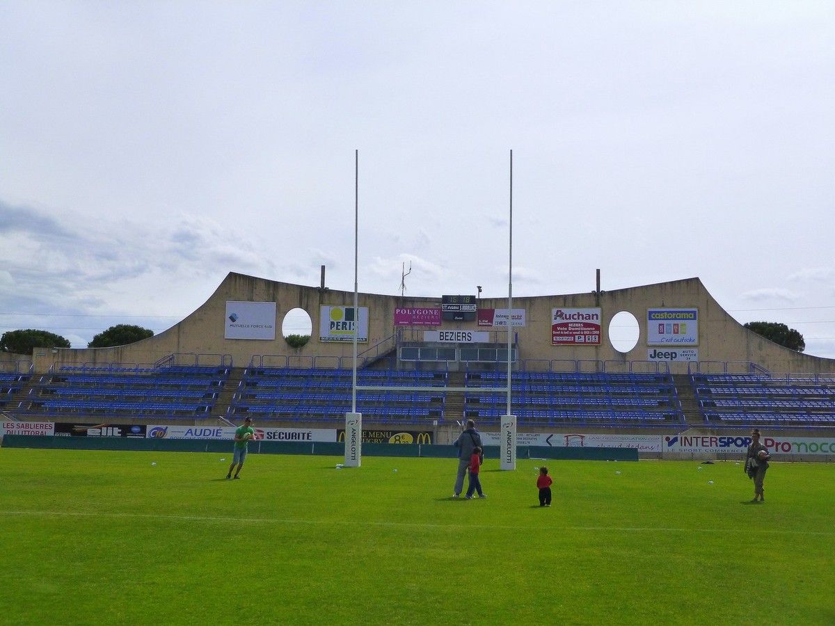 Les tribunes vues depuis le terrain (mai 2014, images personnelles)