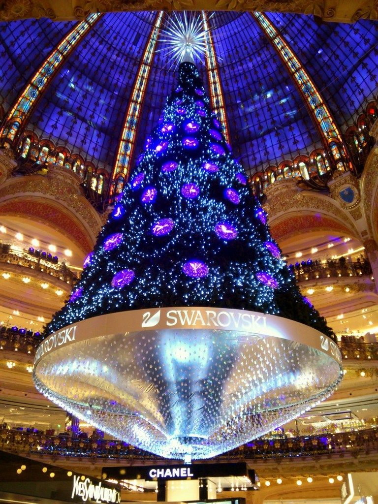 L'immense coupole des Galeries qui surmonte le magasin et son immense sapin scintillant (décembre 2012, image personnelle postée sur mon compte Trivago.fr)