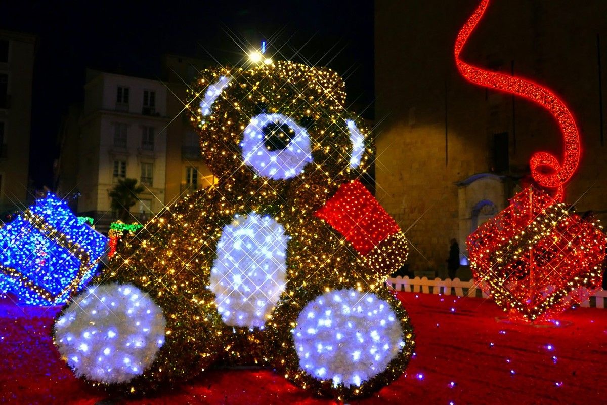 D'immenses jouets lumineux ont investi les abords du palais des Archevêques (décembre 2015, images personnelles)