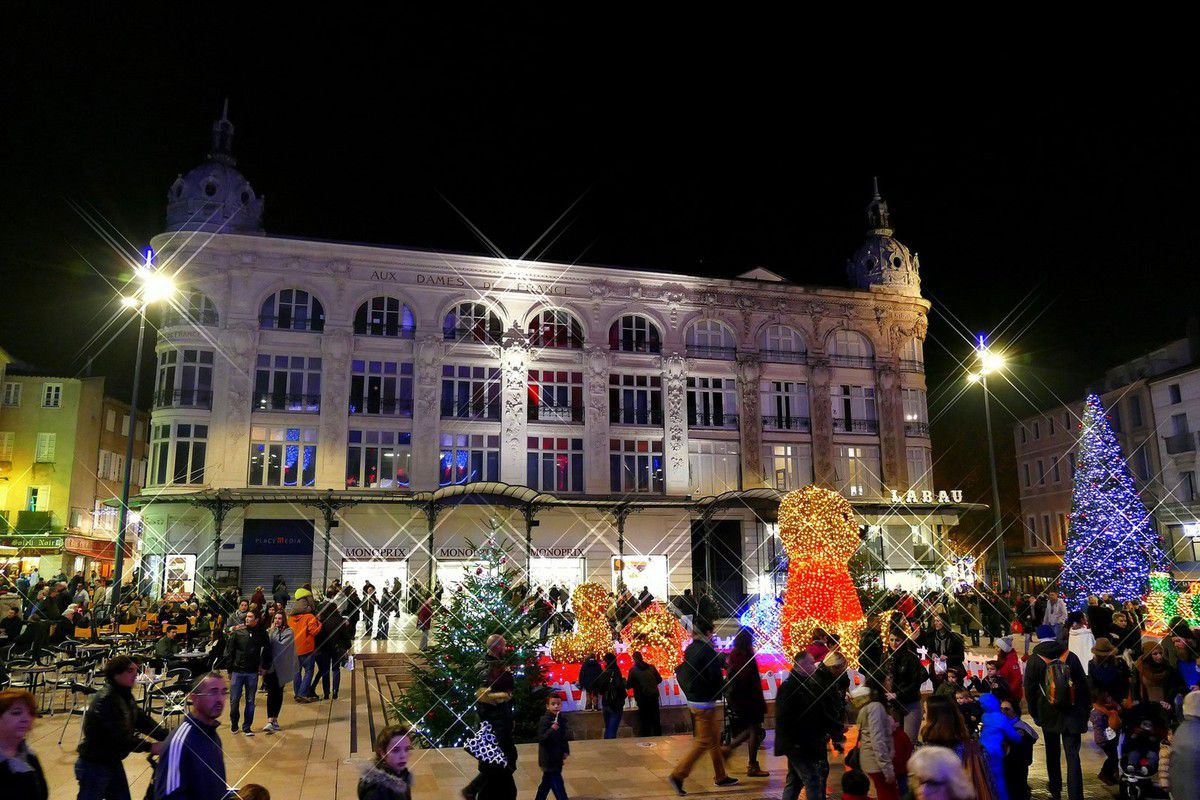 Le centre ville revêt ses habits de lumière en cette fin d'année (décembre 2015, images personnelles)