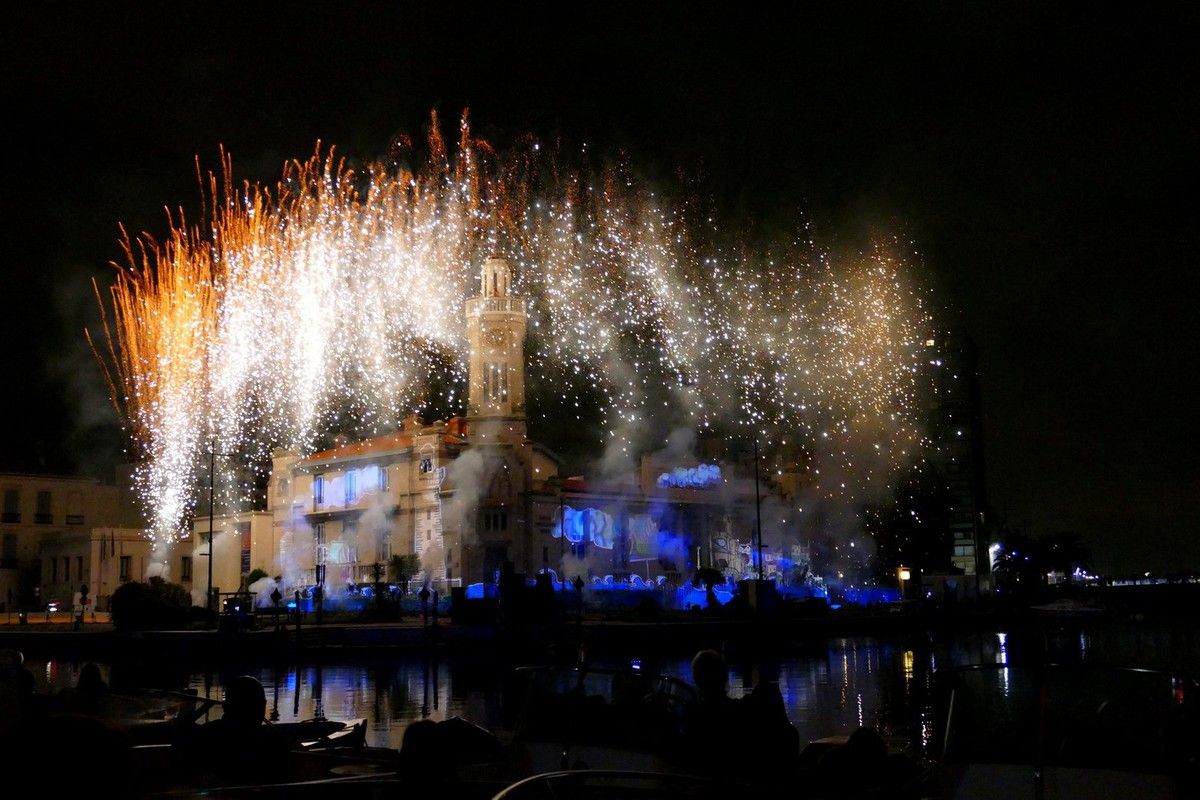 Une pluie d'étincelles et de lumières habille le palais consulaire pour raconter l'histoire de Sète (Août 2016, images personnelles)
