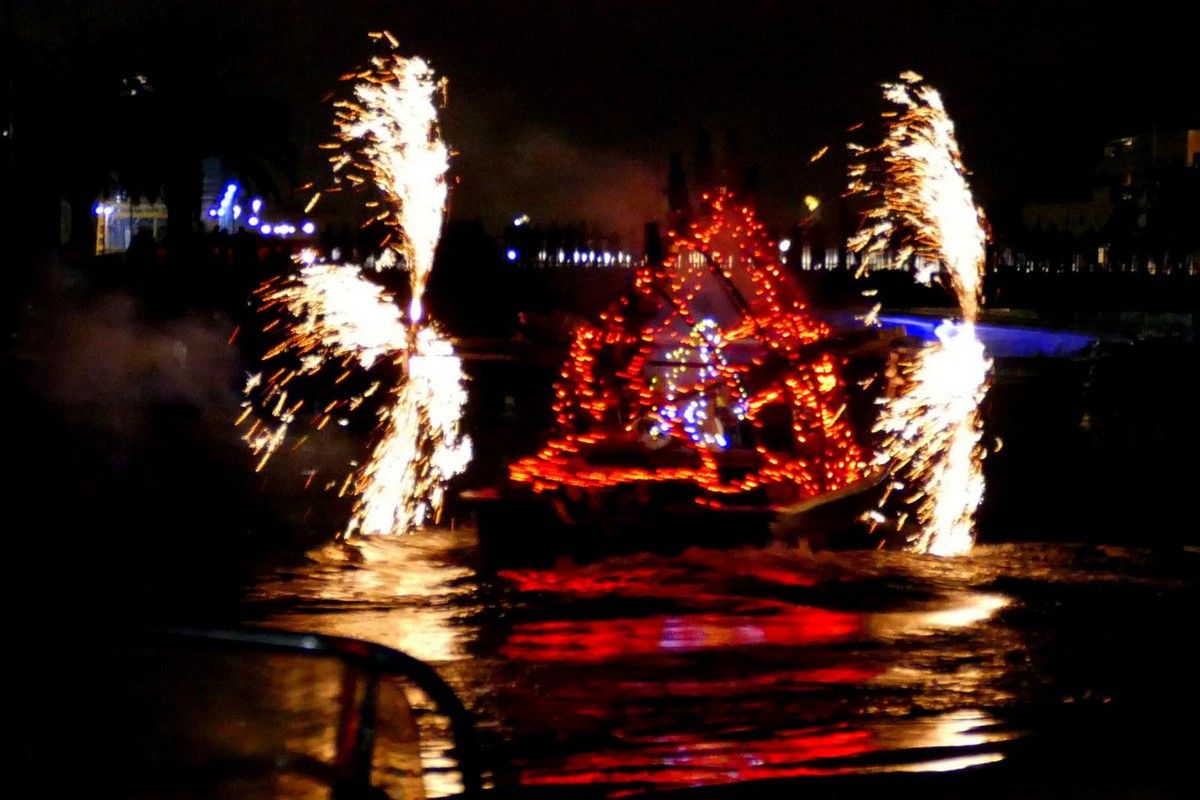 Jets de flammes et barque trouffée d'effets spéciaux spectaculaires viennent rythmer le show. Surprise garantie !! (Août 2016, images personnelles)