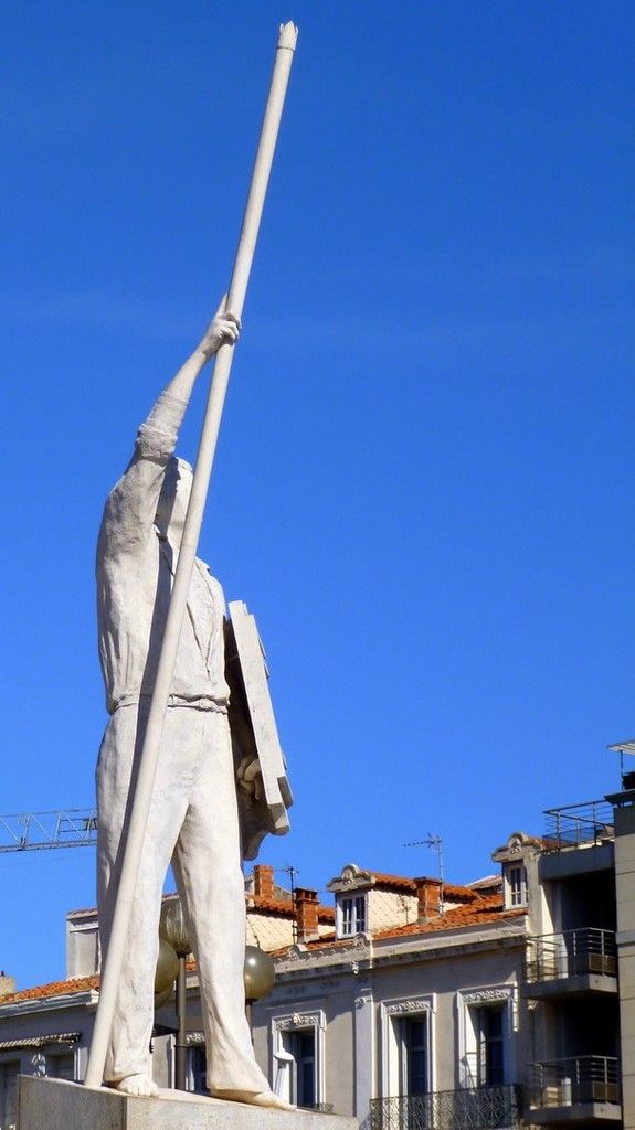 Le cadre royal et son jouteur immaculé veillent sur les tournois de joutes (mars 2014, images personnelles)