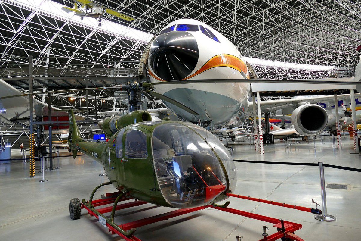 Quelques modèles remarquables d'avions présentés allant de l'hélicoptère militaire, aux avions de chasse en passant par les avions privés (août 2016, images personnelles)