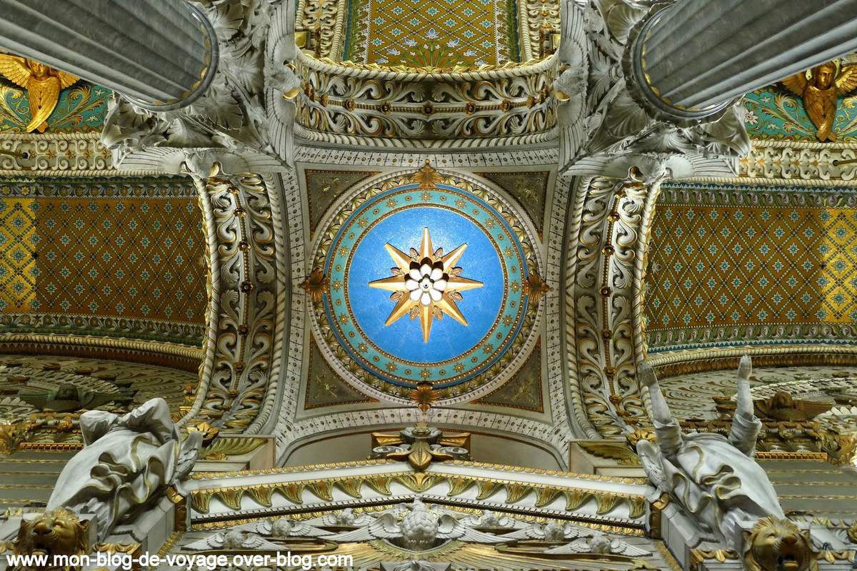 Le plafond de la nef principale et ses trois dômes (avril 2017, images personnelles)